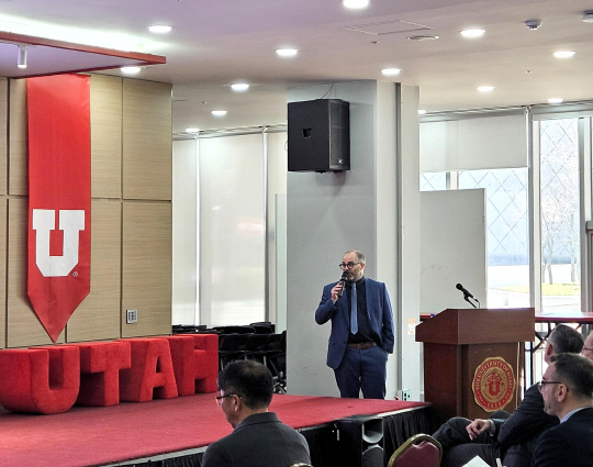 유타대 아시아캠퍼스에서 특별 강연을 진행하고 있는 비비앙 올리비에 루반츠키 디렉터(사진 제공= 유타대 아시아캠퍼스)